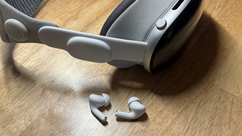 耳机长眼睛了？曝Apple 2026年或推出内置摄像头AirPods，与Vision Pro整合使用！
