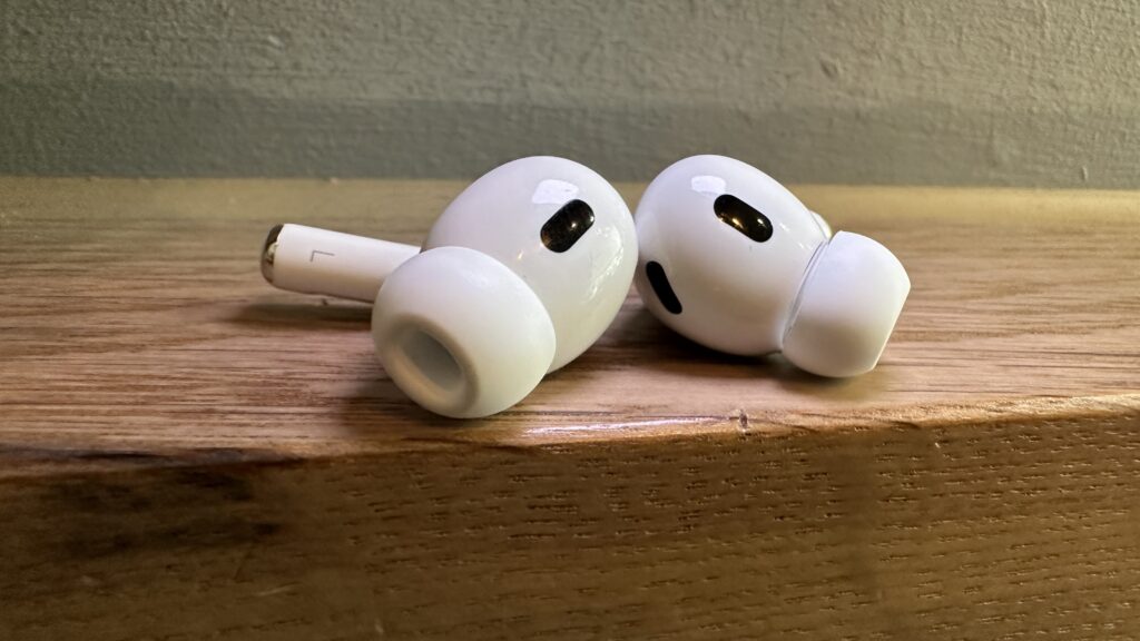 耳机长眼睛了？曝Apple 2026年或推出内置摄像头AirPods，与Vision Pro整合使用！