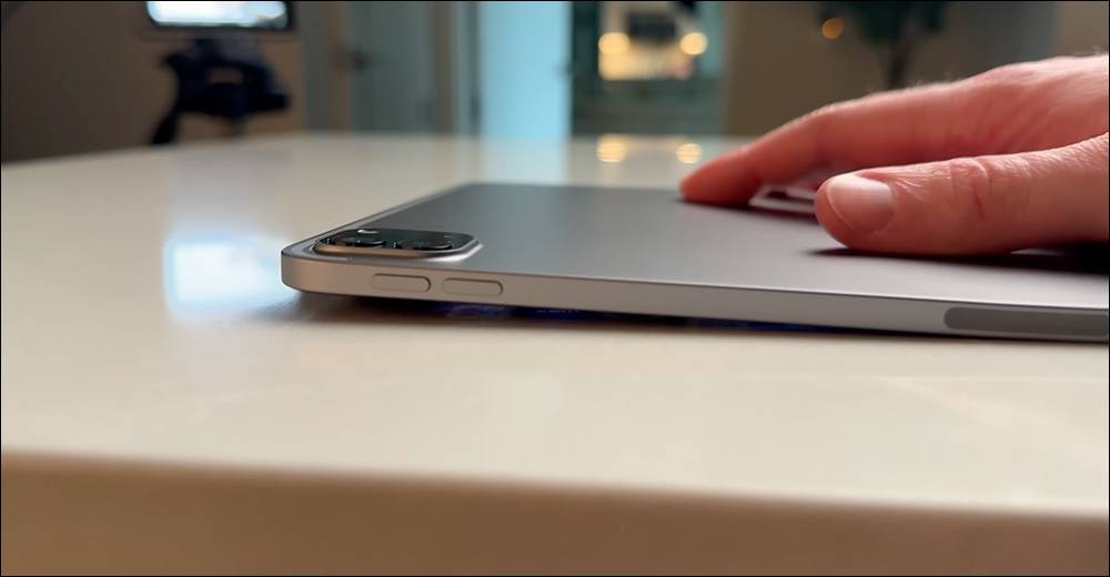 全新 M4 iPad Pro 在暴力测试视频，史上最薄苹果设备，抗弯曲能力表现比前一代更好！ （但还是不建议去折它 - 摩榜