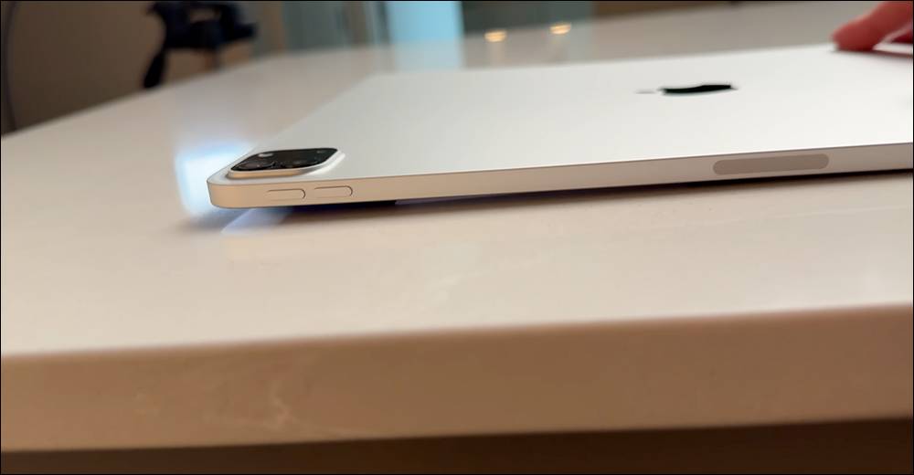 全新 M4 iPad Pro 在暴力测试视频，史上最薄苹果设备，抗弯曲能力表现比前一代更好！ （但还是不建议去折它 - 摩榜