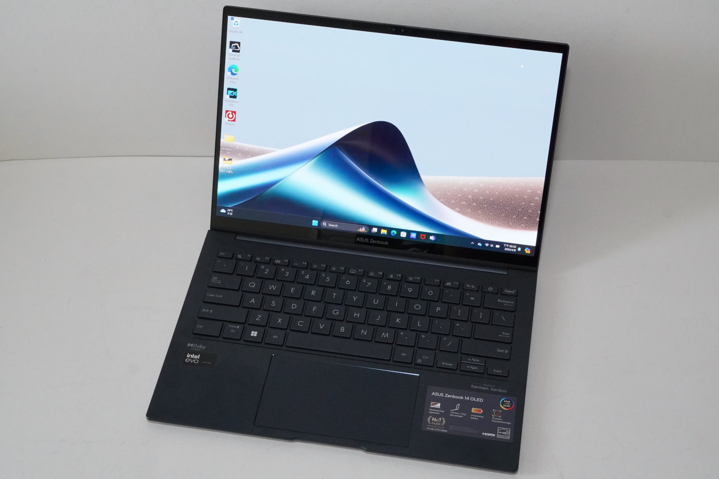 Asus Zenbook 14 OLED（UX3405M）搭载分辨率为2880 x 1800的14吋OLED屏幕，机身重量1.22公斤为。