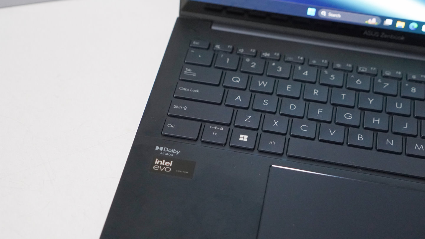 笔者取得的Zenbook 14 OLED测试样品并没有贴上Core Ultra的处理器贴纸，但可以看到Intel Evo认证贴纸。