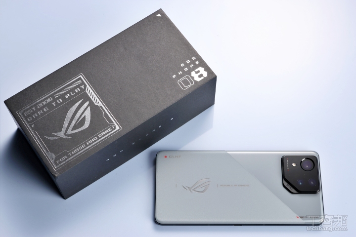 ROG Phone 8的外盒造型相较于前几代比较没那么浮夸，采用黑色长方盒装，上面趟有银线印上ROG logo以及型号。