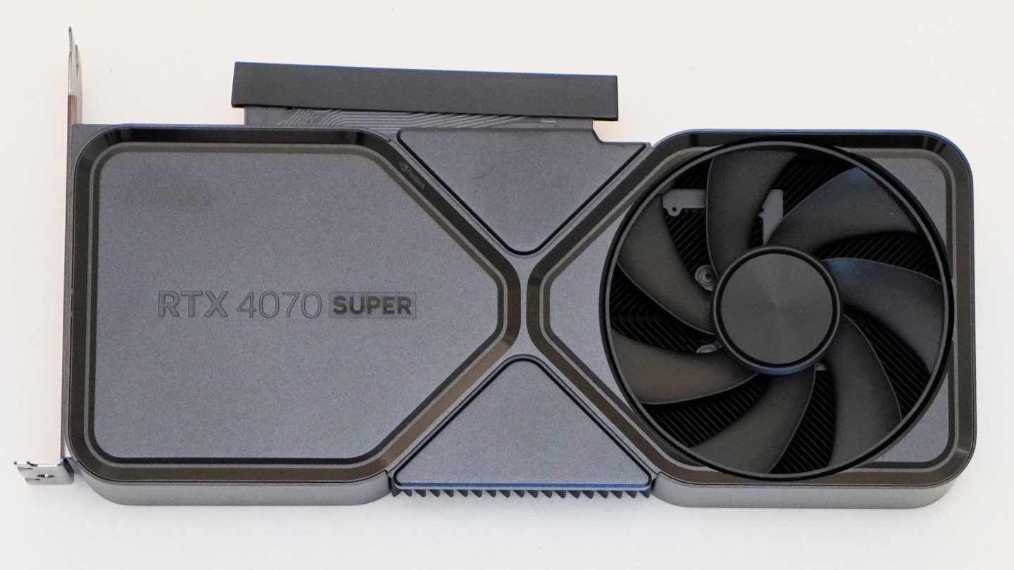 GeForce RTX 4070 Super的造型与先前其他Founders Edition产品相近，但颜色由灰色改为黑色。