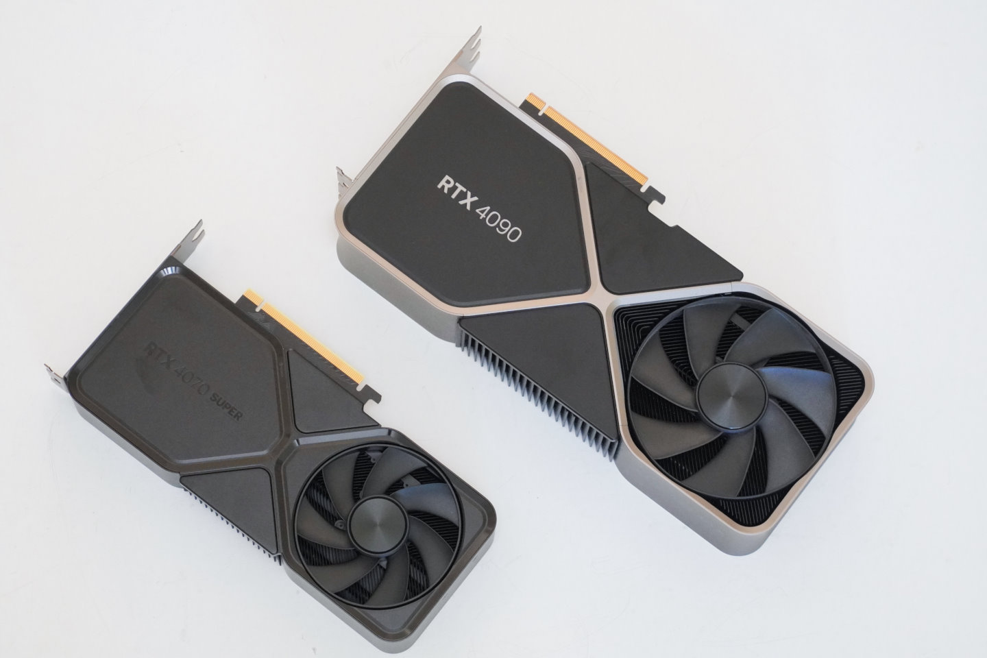 与GeForce RTX 4090 Founders Edition对照颜色与尺寸差异。