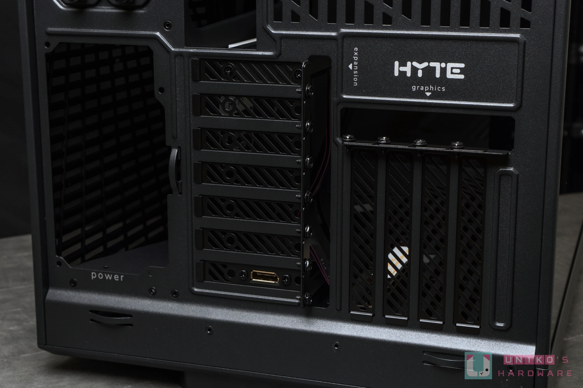 多了屏幕观感再提升！ HYTE Y70 Touch 全景机壳开箱评测