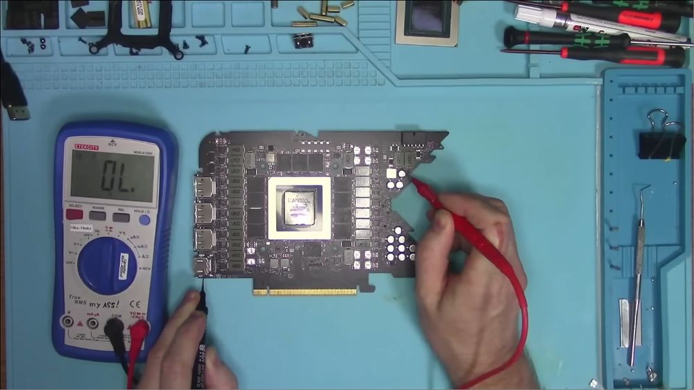 RTX 4090 维修有够惊，国外 Youtuber 卸除 GPU 芯片发现居然有虫 - 榜哥