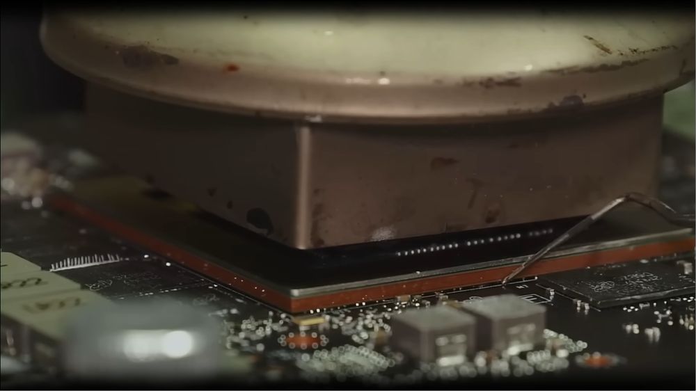 RTX 4090 维修有够惊，国外 Youtuber 卸除 GPU 芯片发现居然有虫 - 榜哥