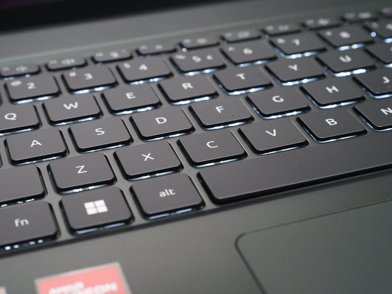 搭载AMD Ryzen 7 7840U的Acer Swift Edge 16评测，效能出色但受限轻薄设计影响持续效能