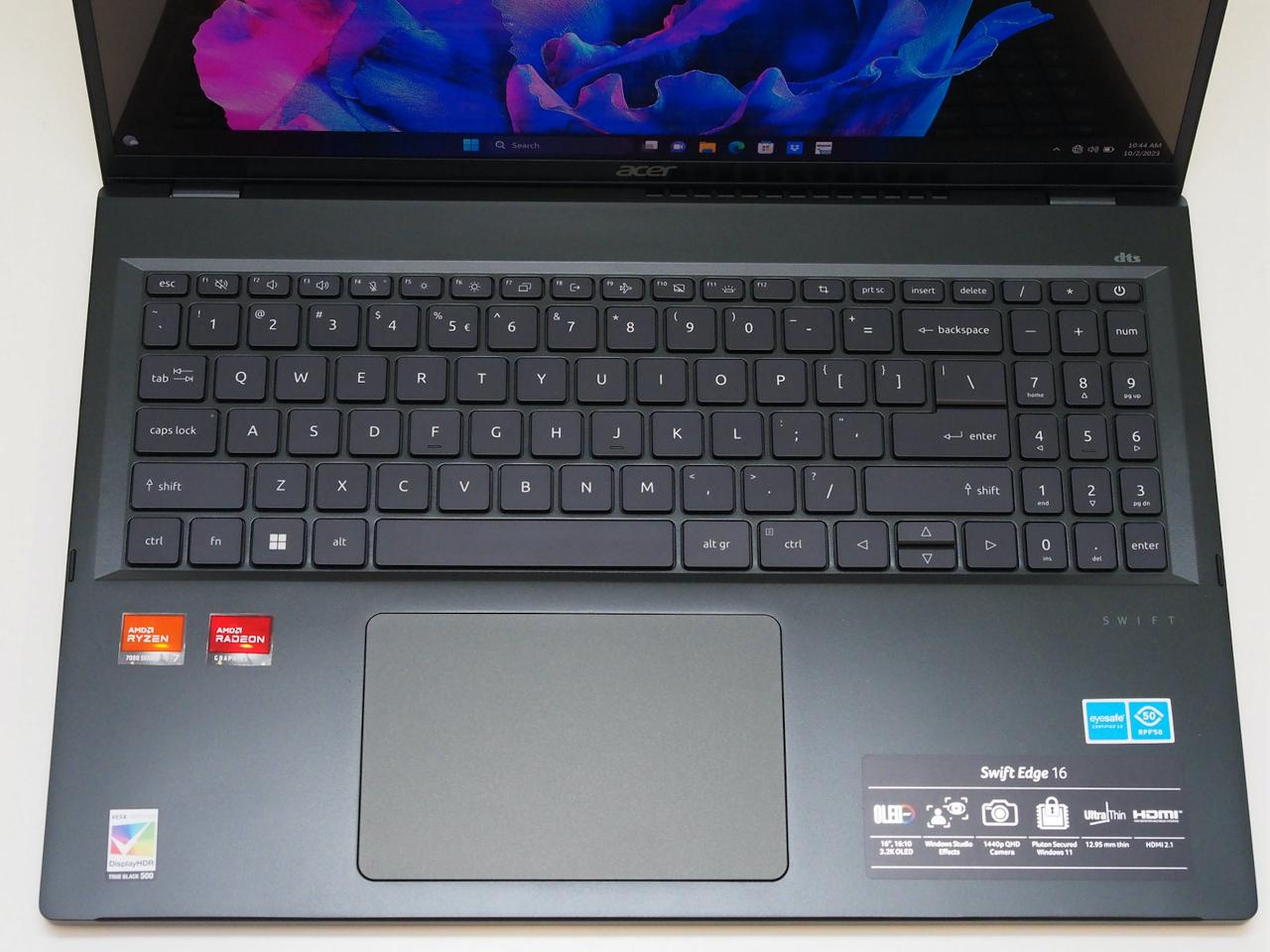 搭载AMD Ryzen 7 7840U的Acer Swift Edge 16评测，效能出色但受限轻薄设计影响持续效能
