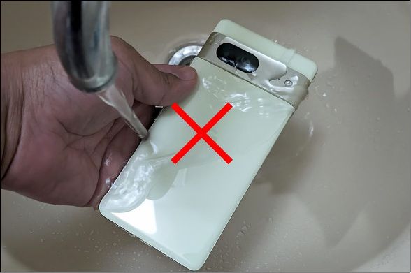 哪些替手机散热的方法是错的？ 也许有些招数你曾用过 - 榜哥