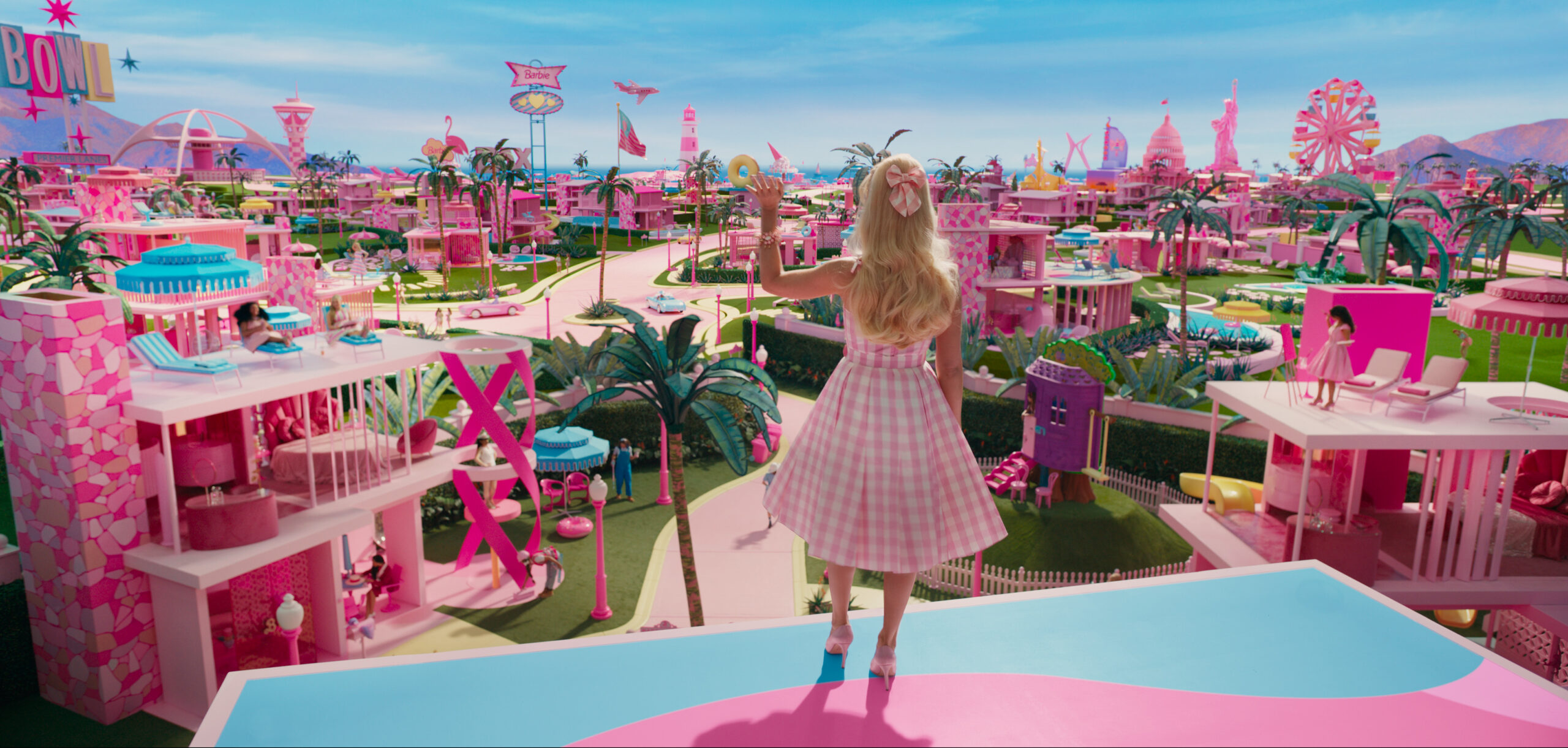 《Barbie》剧透影评！华丽的视觉效果探讨芭比娃娃的生死！
