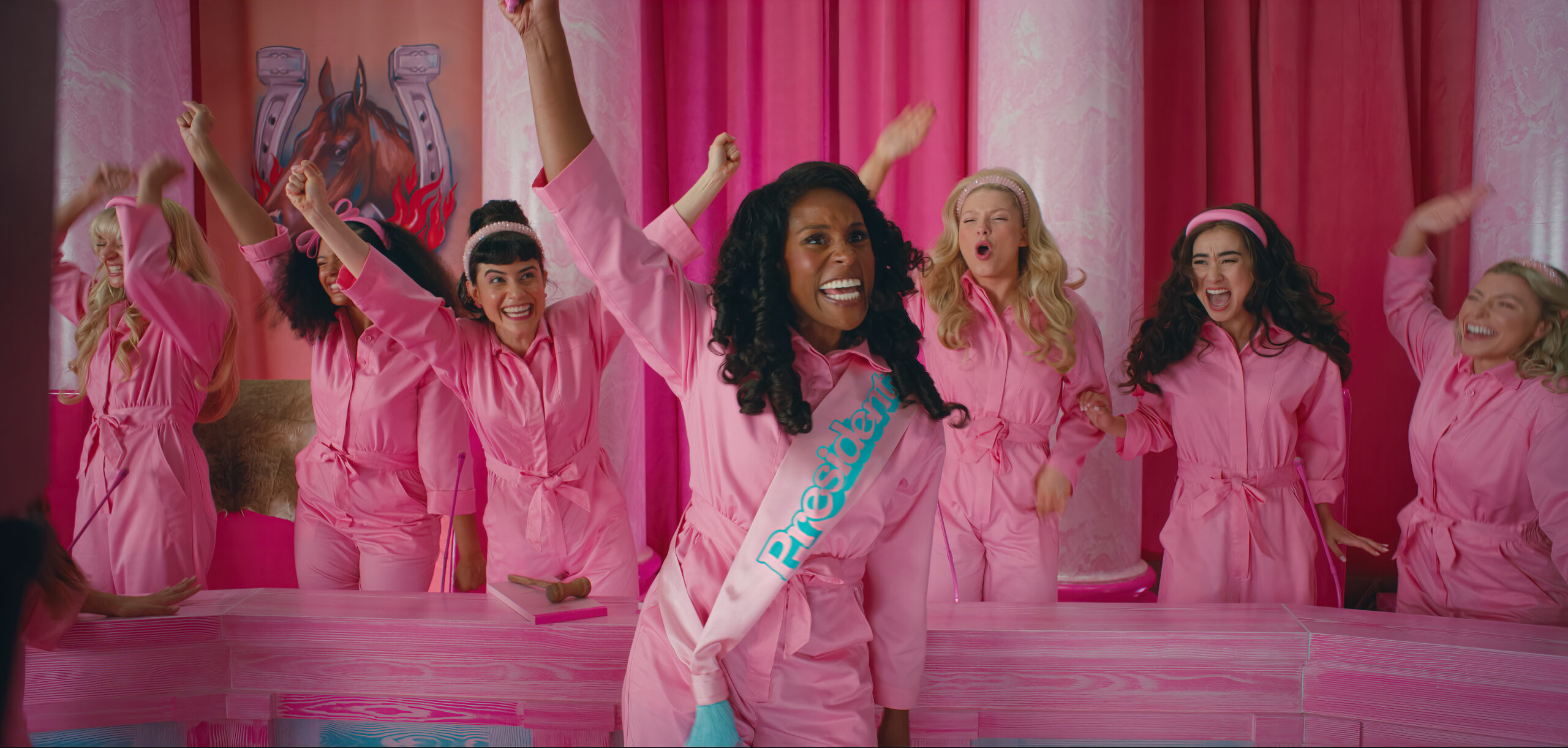 《Barbie》剧透影评！华丽的视觉效果探讨芭比娃娃的生死！