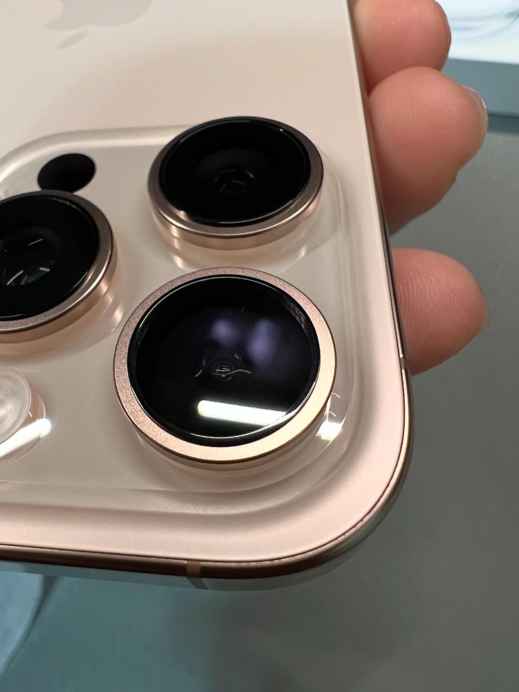 iPhone 16 Pro 屏幕触控似乎有问题，多位用户反应滑动、按下没反应 - 摩榜