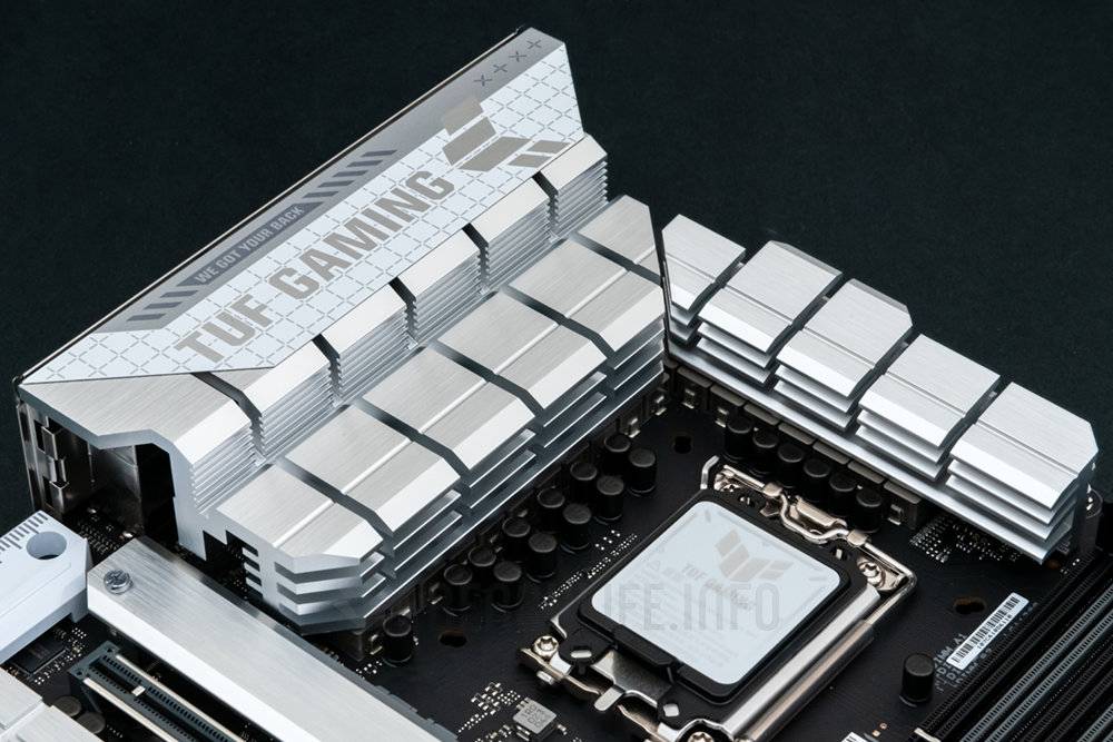 银白风格背插式主板，ASUS TUF Gaming Z790-BTF WiFi开箱