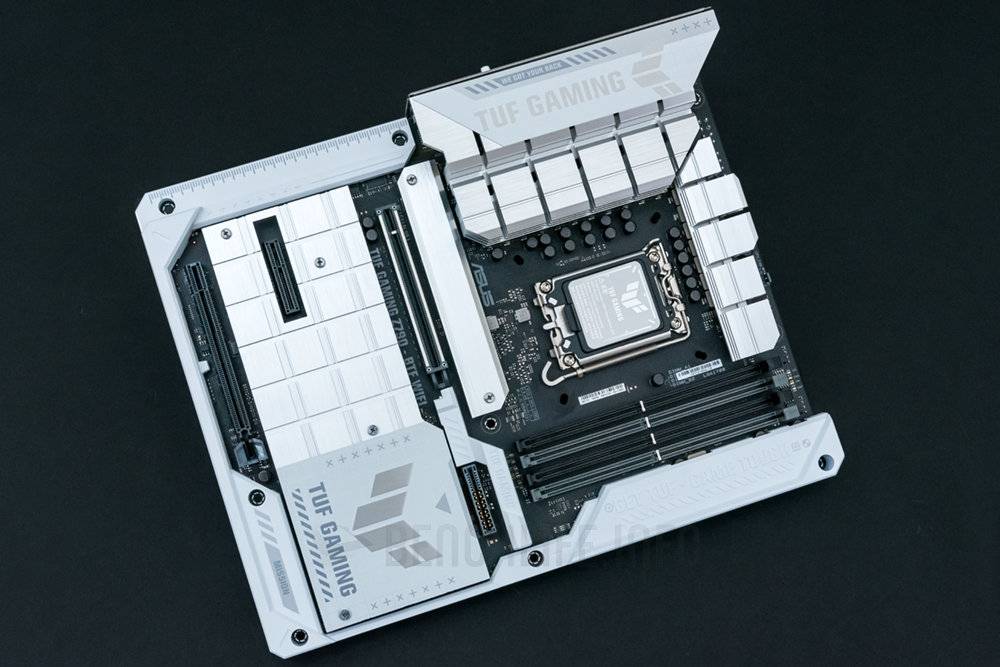 银白风格背插式主板，ASUS TUF Gaming Z790-BTF WiFi开箱