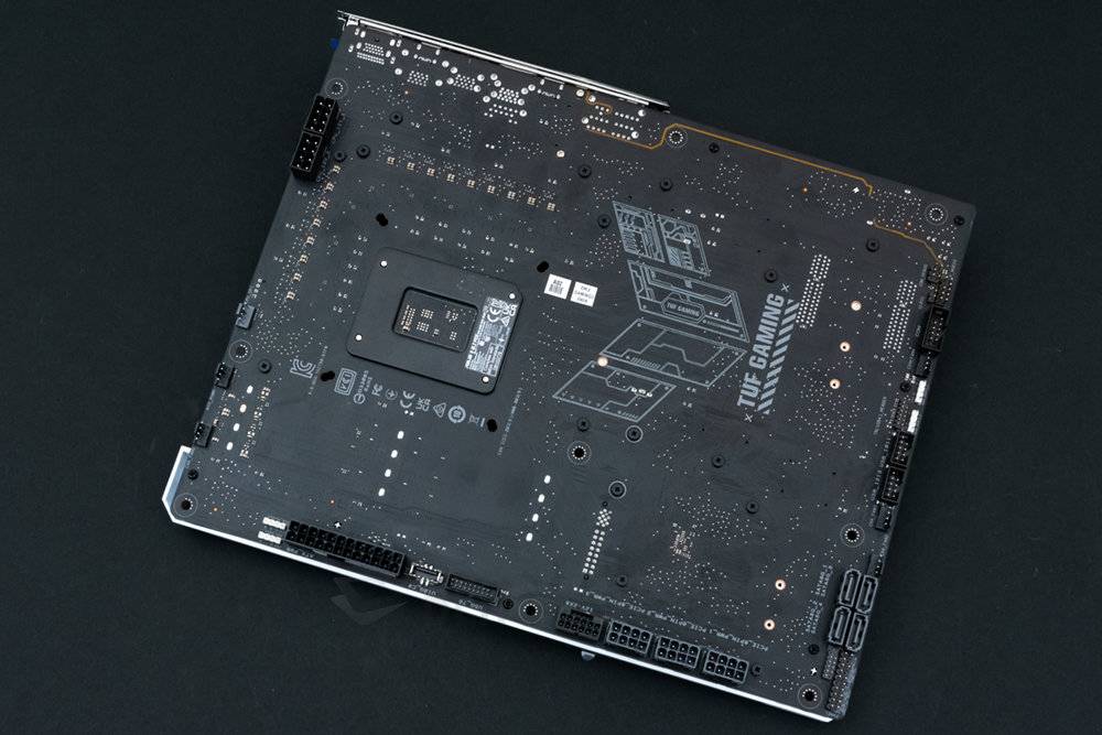 银白风格背插式主板，ASUS TUF Gaming Z790-BTF WiFi开箱