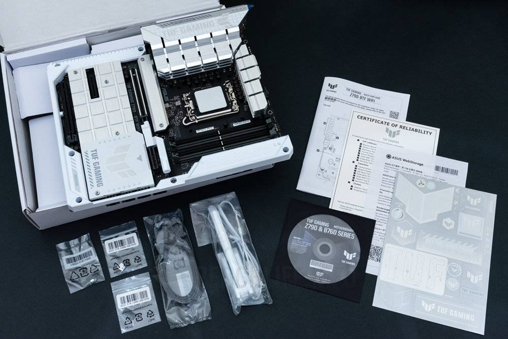 银白风格背插式主板，ASUS TUF Gaming Z790-BTF WiFi开箱