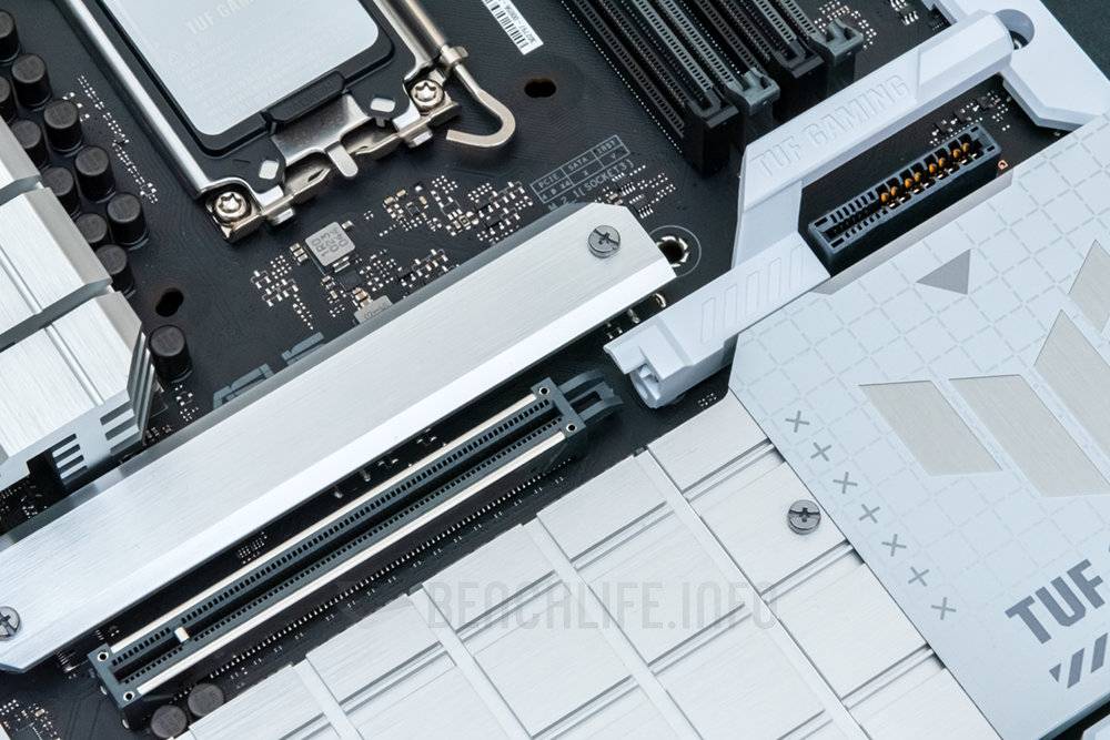 银白风格背插式主板，ASUS TUF Gaming Z790-BTF WiFi开箱