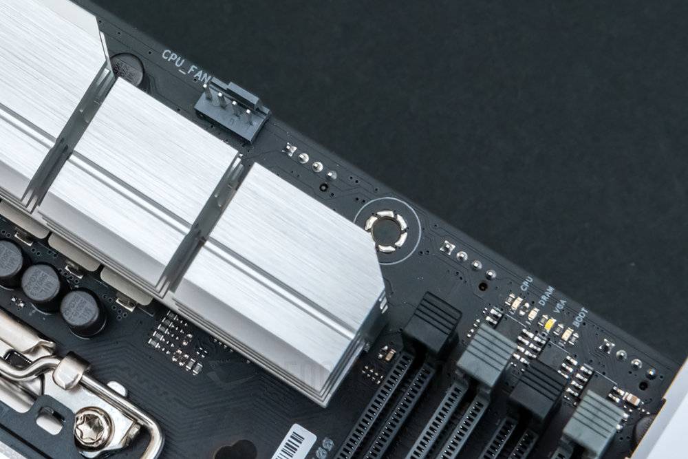 银白风格背插式主板，ASUS TUF Gaming Z790-BTF WiFi开箱