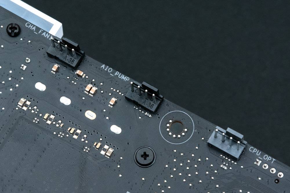 银白风格背插式主板，ASUS TUF Gaming Z790-BTF WiFi开箱