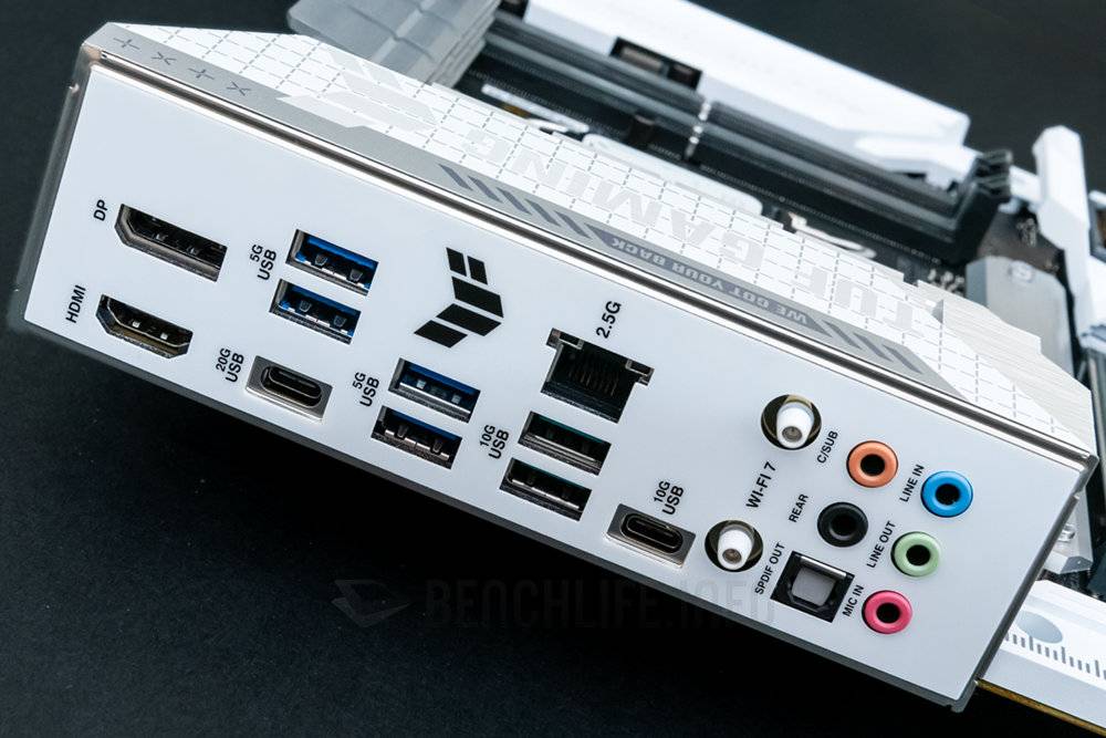 银白风格背插式主板，ASUS TUF Gaming Z790-BTF WiFi开箱