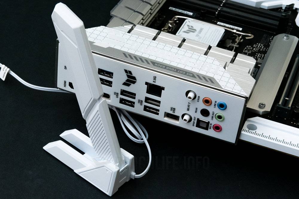 银白风格背插式主板，ASUS TUF Gaming Z790-BTF WiFi开箱