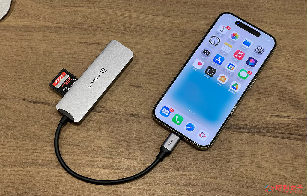 使用iPhone 15 读取SD存储卡、MicroSD 记忆卡：连接iPhone与Hub