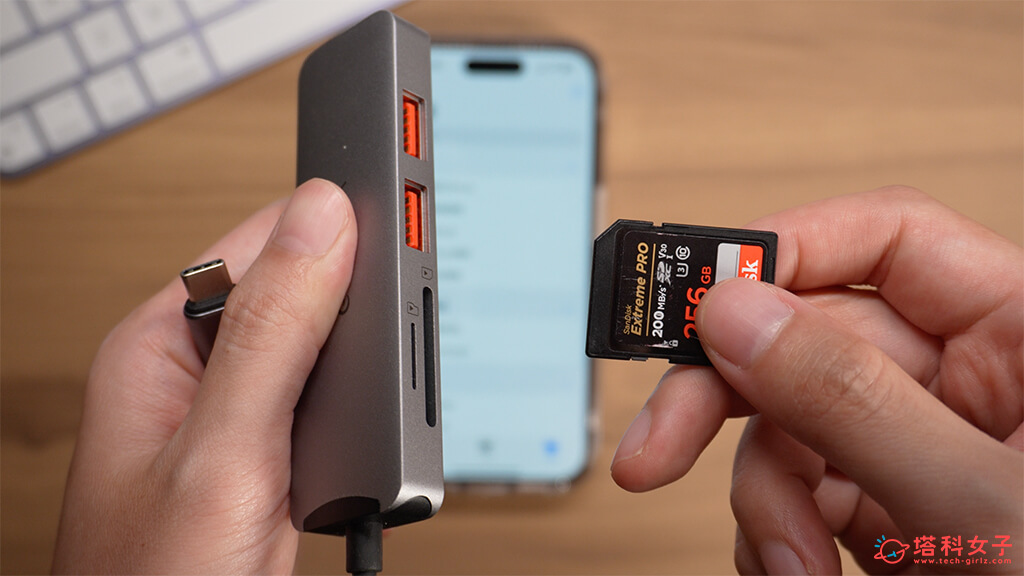 使用iPhone 15读取SD存储卡、MicroSD存储卡：将存储卡插入到Hub