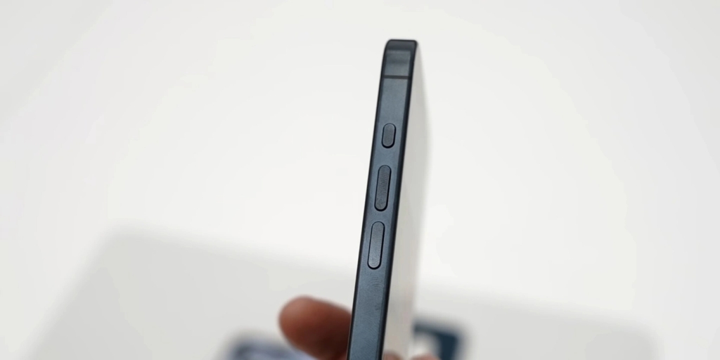 消息称iPhone 15 Pro系列机型存在变色和吸指纹问题！