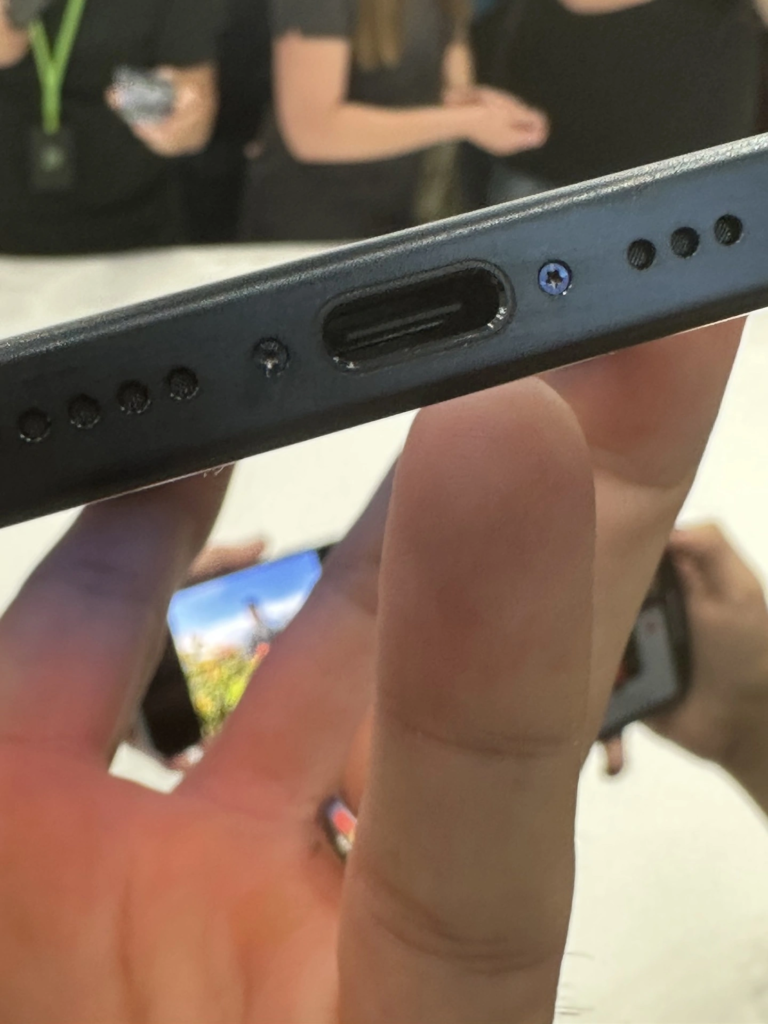 消息称iPhone 15 Pro系列机型存在变色和吸指纹问题！