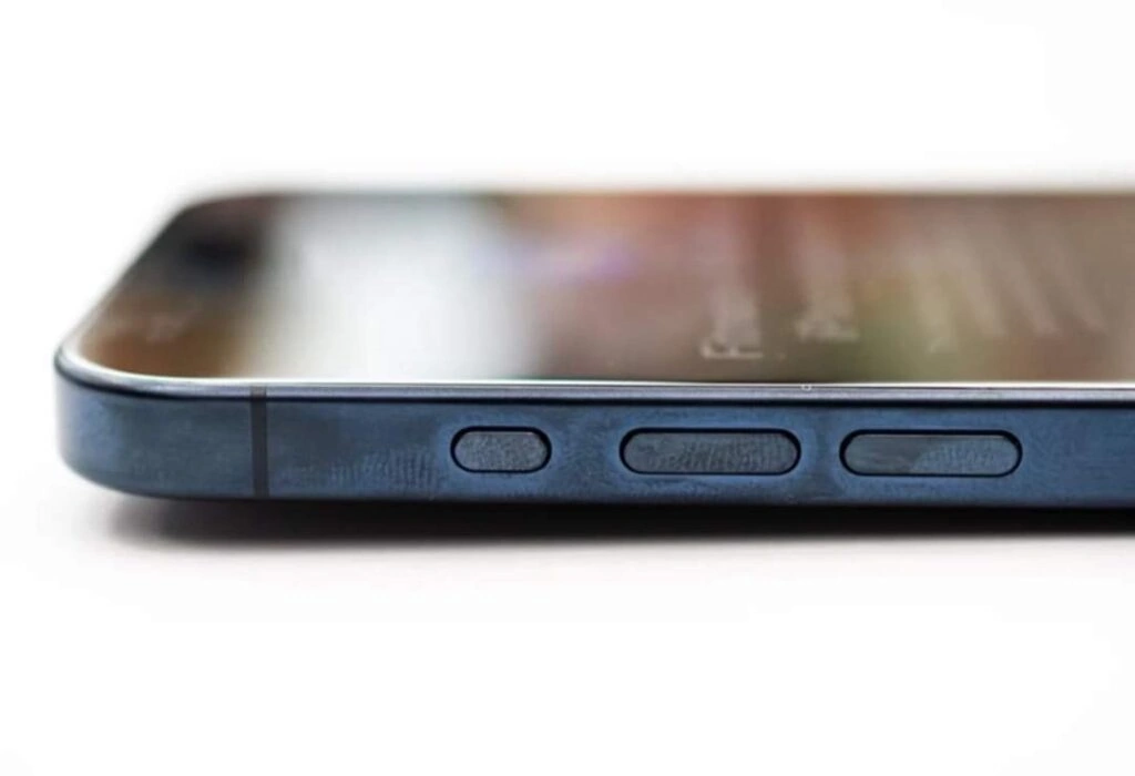 消息称iPhone 15 Pro系列机型存在变色和吸指纹问题！