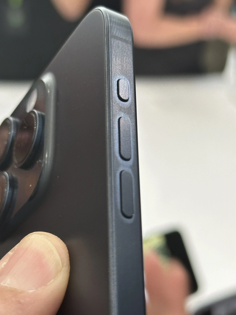 消息称iPhone 15 Pro系列机型存在变色和吸指纹问题！