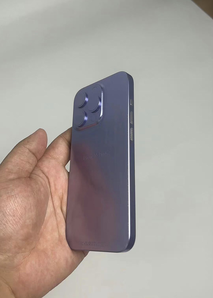 疑似 iPhone 15 Pro 机模动手玩照片现身、通过国外认证，看来发布会近了？ - 榜哥