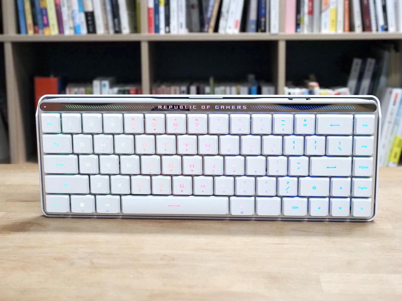 华硕ROG Falchion RX Low Profile矮红光轴65%无线电竞键盘评测，矮光轴纤薄流利兼具薄膜与机械式键盘特色