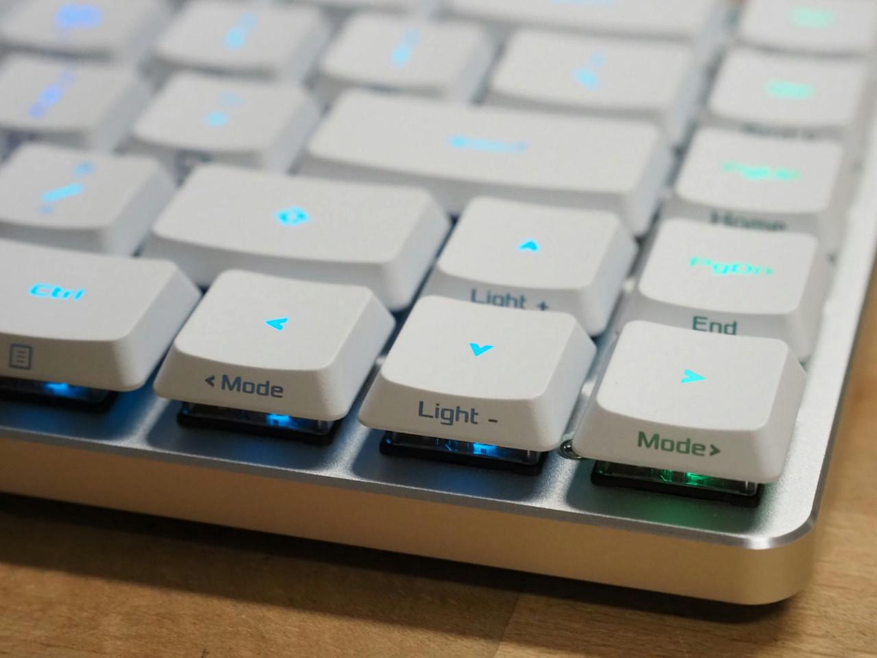 华硕ROG Falchion RX Low Profile矮红光轴65%无线电竞键盘评测，矮光轴纤薄流利兼具薄膜与机械式键盘特色