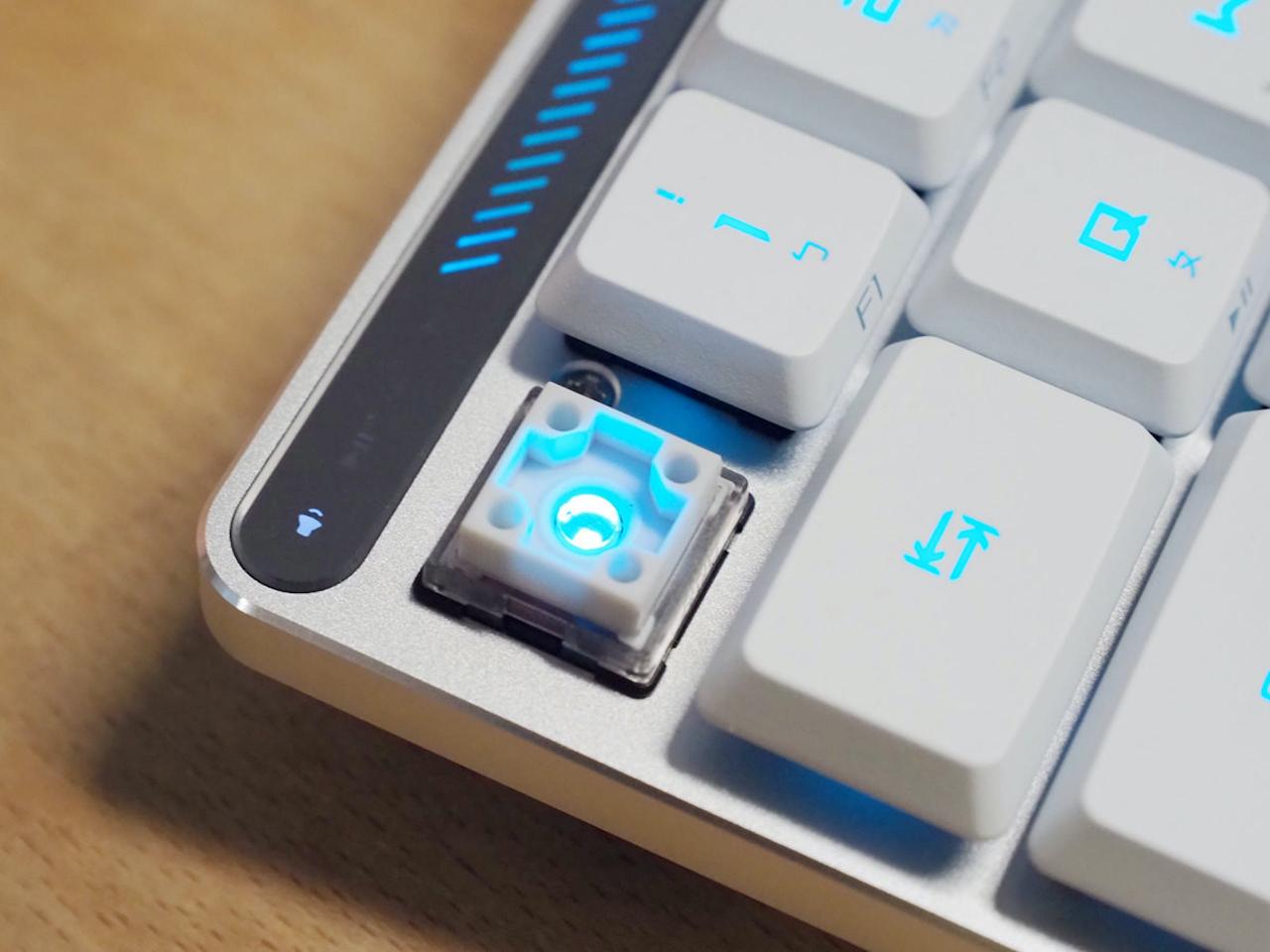 华硕ROG Falchion RX Low Profile矮红光轴65%无线电竞键盘评测，矮光轴纤薄流利兼具薄膜与机械式键盘特色