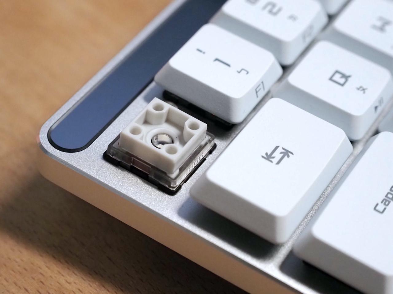 华硕ROG Falchion RX Low Profile矮红光轴65%无线电竞键盘评测，矮光轴纤薄流利兼具薄膜与机械式键盘特色