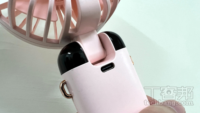 许多低端电子产品现在也都换上了 USB-C 接口，例如随身风扇或移动电源，但其功能大多不完整，进而加剧消费者的困扰。