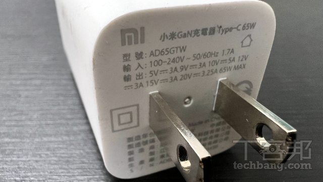 大多数充电器上通常都会载明支持的功率组合，当把充电线接上终端装置，即会开始进行充电协议的沟通，最终以其中一个组合进行充电。