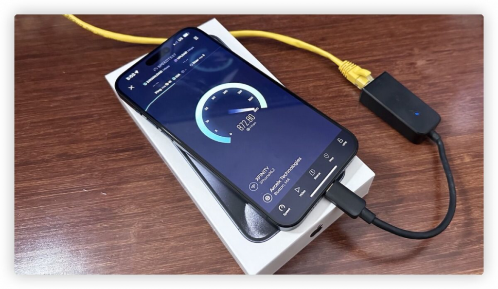iPhone 15 改 USB-C 就可以接网络线，实测可达 800 Mbps