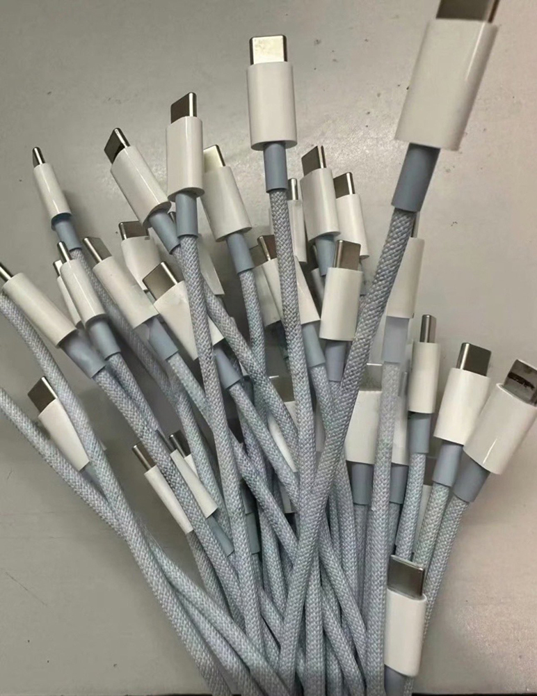 多张疑似iPhone 15系列内附的USB-C连接线照片现身，将会提供跟机身一样的颜色 -榜哥