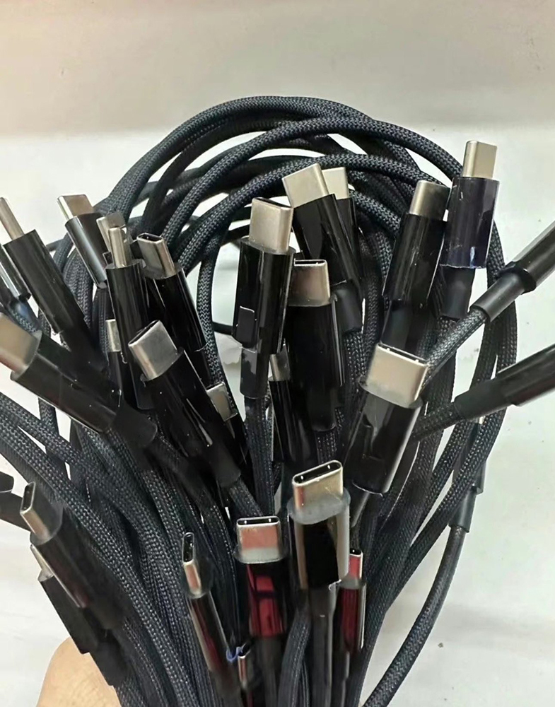 多张疑似iPhone 15系列内附的USB-C连接线照片现身，将会提供跟机身一样的颜色 -榜哥