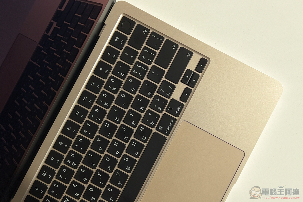 M2 MacBook Air 开箱体验 ：美型新设计与更强苹果芯片效能值得 M1 用户升级吗？ - 榜哥