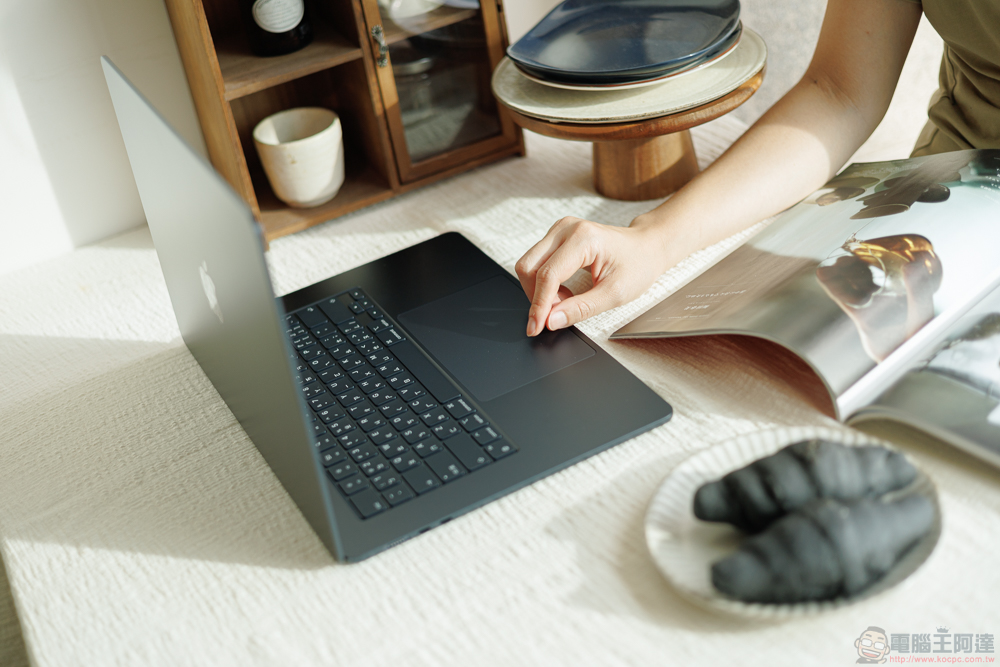 15寸M2 MacBook Air开箱体验：有那么一点点Pro -榜哥