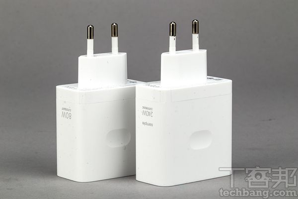 缩减充电器体积 realme 在240W充电器里安装了GaN芯片来缩小体积， 240W充电器仅略大80W充电器一点点。