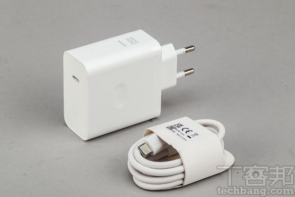整套快充设备 目前各家发表的快充技术几乎都要使用原厂充电器与原厂充电线才能发挥最高的快充实力。