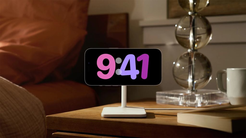 又抄袭罗永浩？iOS 17发布StandBy功能：让iPhone变身时钟、智能屏幕！