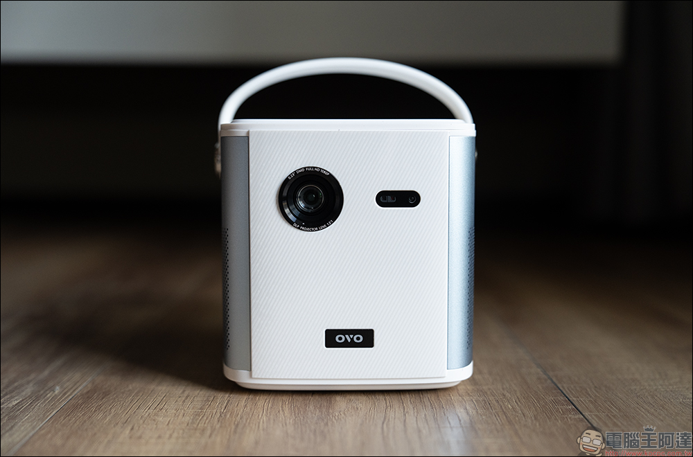 OVO U10 行动投影机开箱|首款搭载 OVO+百度TV 双系统，1800 流明高亮度、3 小时长续航、可 K 歌，官方授权 Netflix - 榜哥