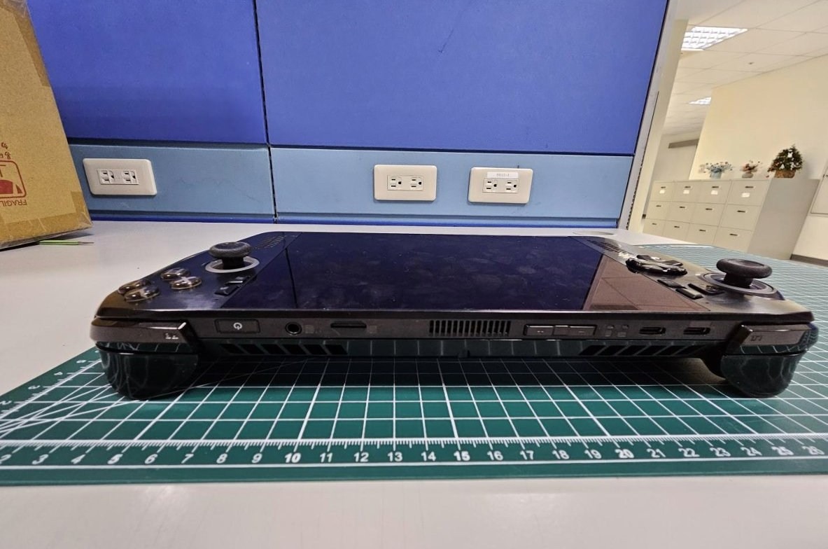 ROG Ally 2 实机照FCC曝光，传言中的XBOX 掌机将在Computex现身？ - 榜哥